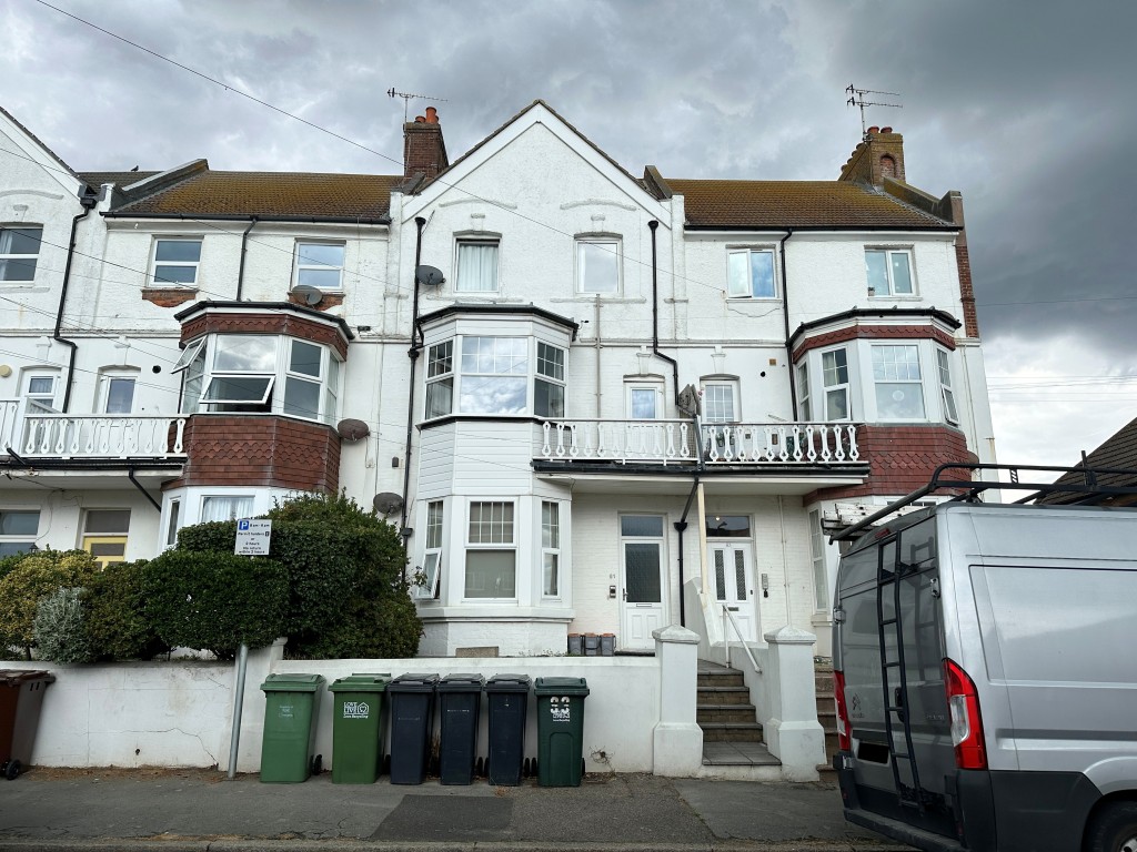 Lot: 57 - THREE-BEDROOM FIRST FLOOR FLAT WITH FRONT GARDEN & BALCONY - External of property